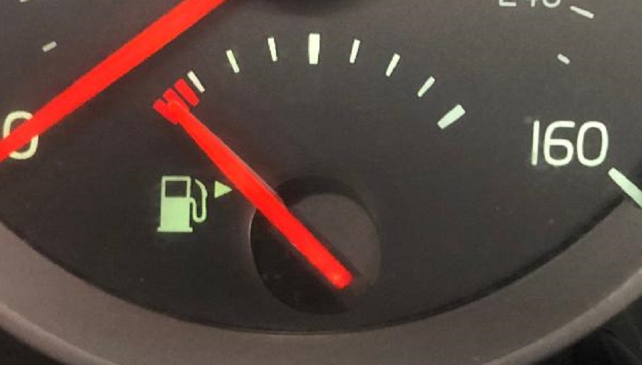 Fuel gauge arrow pointing to which side the filler nozzle is on 